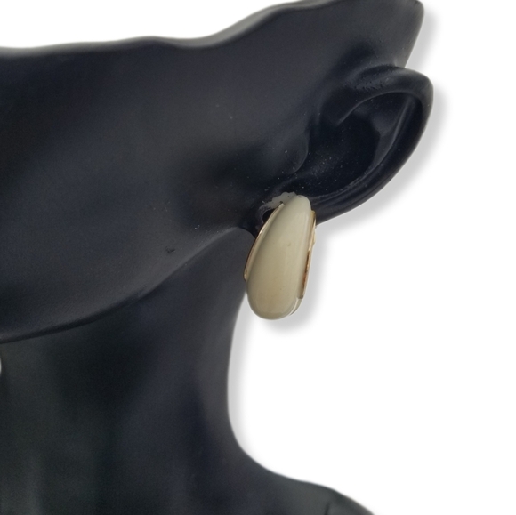 TRIFARI 1950s GOLDTONE & CREAM CLIP ON STATEMENT EARRINGS - Picture 1 of 8